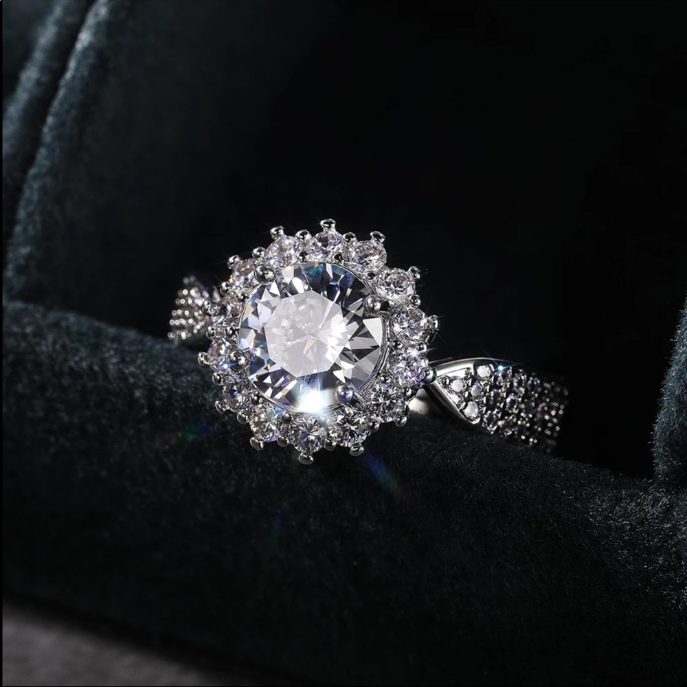 New 935 Silver Dainty around Flower Diamond Ring - Picture 5 of 6